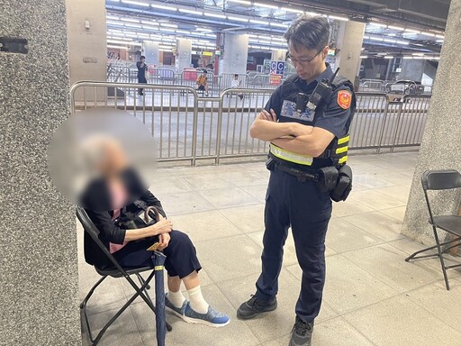 嬤夜奔百里苦尋不存在的路 警暖心陪伴揭真相