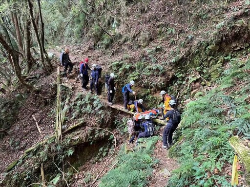 親子登山團學童摔落邊坡險喪命 警消等聯手出動救援男童