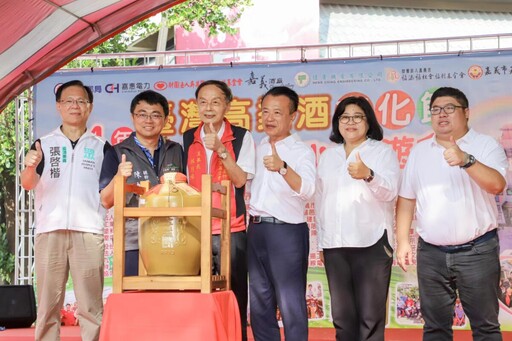 若竹兒愛心園遊會登場 翁章梁拍賣21年玉山陳高甕酒做公益