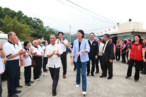 中寮法華寺、花壇奉天宮捐贈兩輛復康巴士 許淑華頒感謝狀