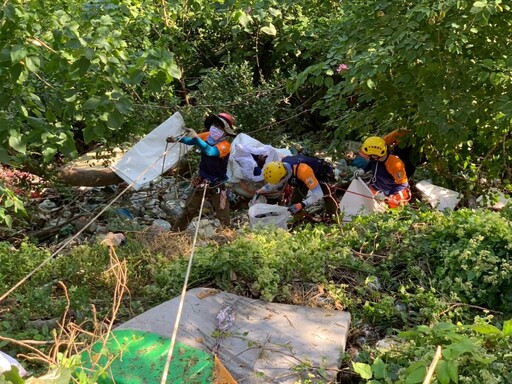 專業垂降隊進山清垃圾!臺東首度淨山行動