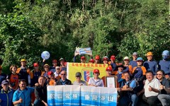 專業垂降隊進山清垃圾！臺東首度淨山行動