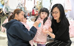 道家人文協會宜蘭弱勢家庭冬衣送暖 陪50戶親子封館選購共享天倫樂