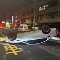 醉駕害翻車！彰化男子BMW撞分隔島烏龜翻