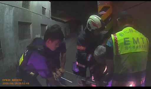 87歲阿公失蹤10小時 跌落2米水溝警消急救援