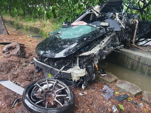二林鎮疑雨天超車失控撞柱車禍 釀一死一傷