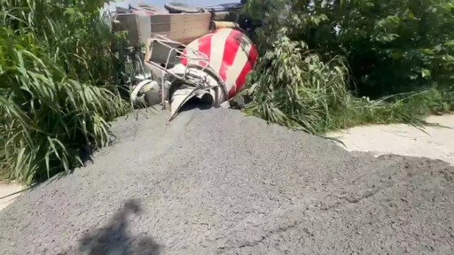 翻覆灑水泥!彰化預拌車爆衝草叢 駕駛被困