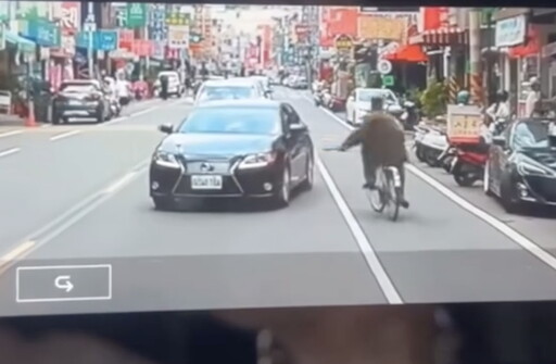 驚!員林男子騎車持刀狂砍路過車輛 到底為何?