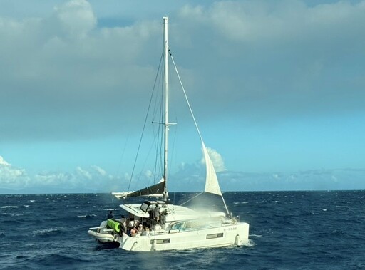 小琉球海域遊艇故障 海巡救援19人返港