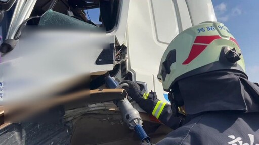 台61王功路段聯結車輪胎掉落釀追撞 釀一傷