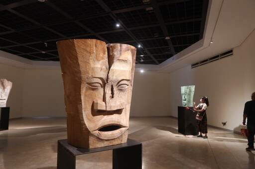 賴永興回鄉展大型木雕個展 探索自我與生命本質
