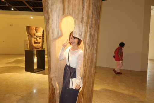賴永興「以己為名」個展 木雕香氣吸引鄉親