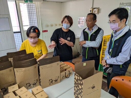 認捐喜憨兒中秋禮盒 台電高雄區處送暖偏鄉小學生