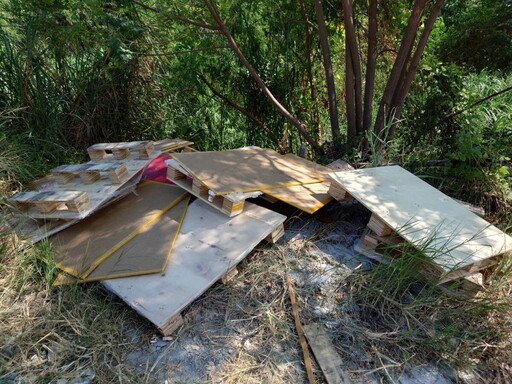 不肖人士趁夜傾倒 廢棄物淹沒貓羅溪河床