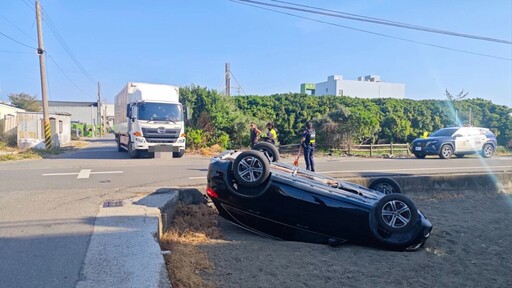 伸港十字路口翻車驚魂 賓士休旅車掉田幸無人傷