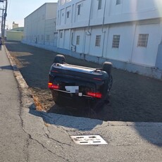 伸港十字路口翻車驚魂 賓士休旅車掉田幸無人傷