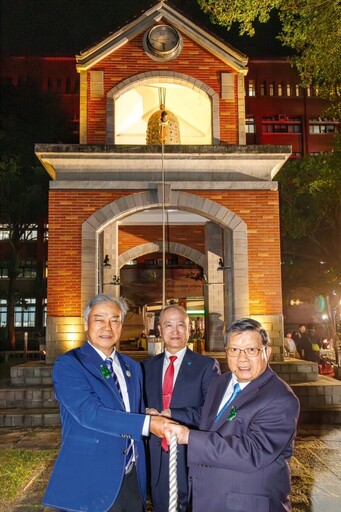 雙春金蛇映紅樹，萬盞燈光灑滿校園，歲末星海共祈福