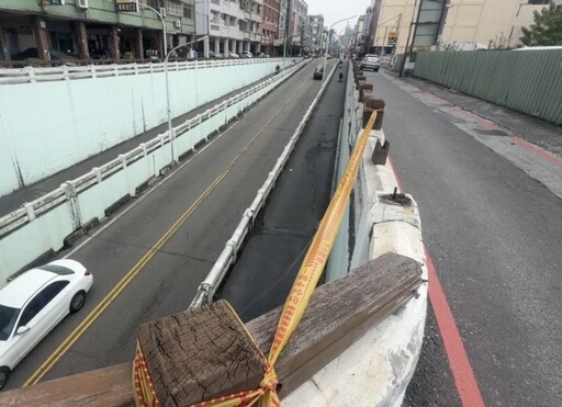 曉陽地下道上方護欄被撞飛 大貨車肇事落跑