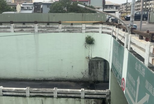 曉陽地下道上方護欄被撞飛 大貨車肇事落跑