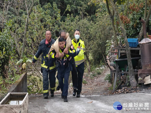 老翁山區受困3日釀驚魂 勇警入山背出送醫