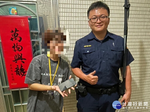 女大生手機不慎掉落陽台 海山警靈機一動使用釣竿撈回