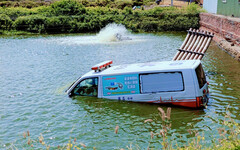 嘉縣救護車出勤掉下水 與小客車衝撞4人受傷