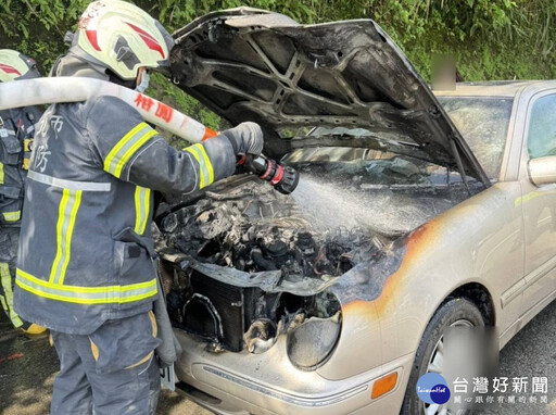 自小客車引擎起火燃燒 消防滅火灌救無人受傷
