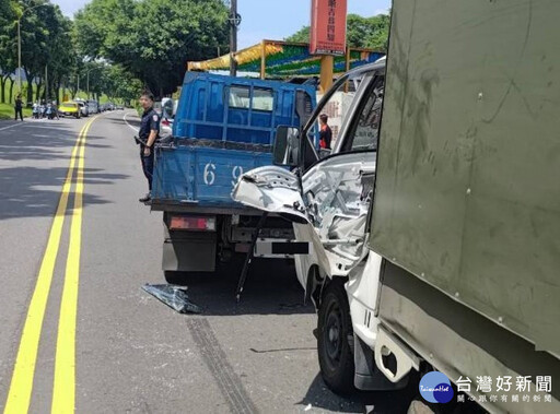 板橋環漢路小貨車追撞 消防人員協助脫困送醫