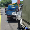 板橋環漢路小貨車追撞 消防人員協助脫困送醫