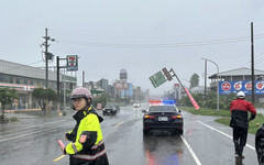 颱風天路牌傾倒 西螺警馳援警戒