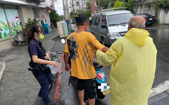 颱風假high整夜醉倒超商 員林警到場了解通知家屬助返家