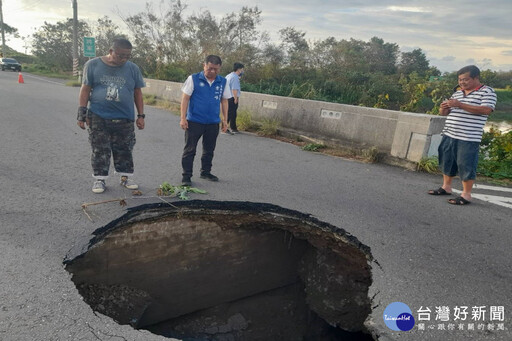 佳里道路發現坑洞 議員通報市府派員搶修