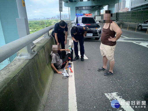 老翁血氧不足誤闖快速道路 土城警民攜手協助送醫