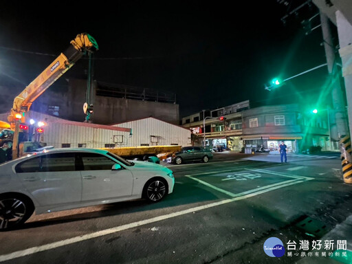 民眾車輛故障卡路中 幸遇崙背警助疏導