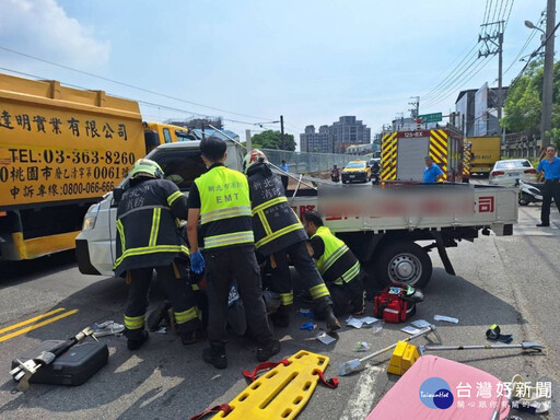 貨車與機車擦撞 新北消防助駕駛男脫困送醫