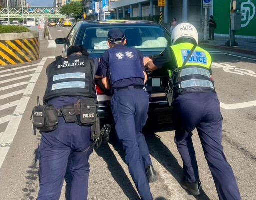 路口車拋錨 警與實習生合力推車解危機