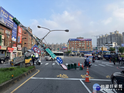 台4線大貨車勾倒號誌桿 蘆竹警啟動交通快打疏導上班車流