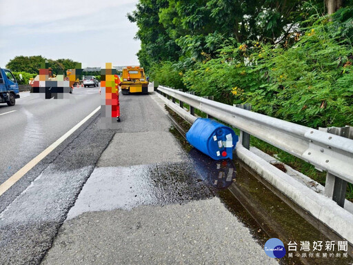 國1民雄段貨車自撞化學品洩漏 警追查是否違規裝載