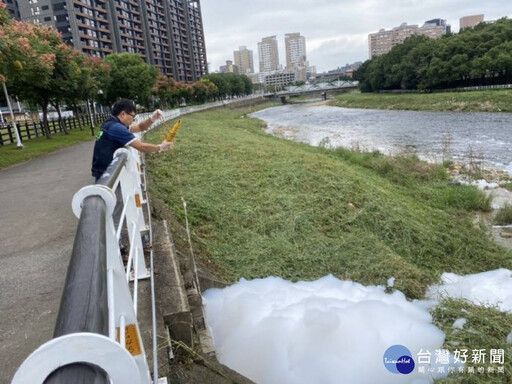 執法沒有假期 國慶日桃園環保局抓到泡泡河元凶