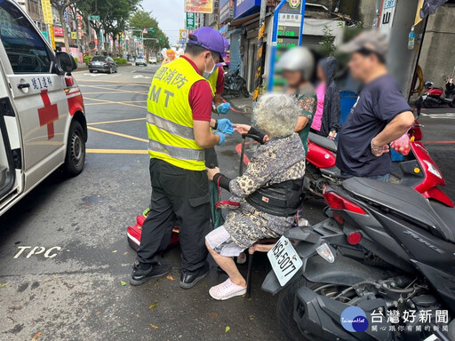 8旬歲老婦市場購物後暈厥 平鎮警協助返家