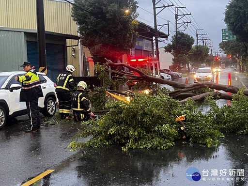 桃園警方風雨無阻 全力協助民眾安全度過颱風夜