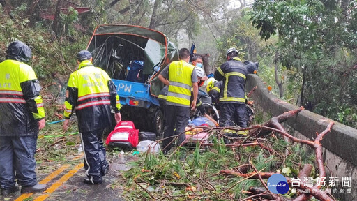 康芮颱風來襲 台14甲線小貨車遭倒木壓砸釀1死1傷