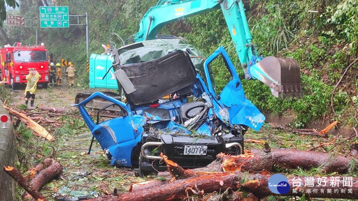 康芮颱風來襲 台14甲線小貨車遭倒木壓砸釀1死1傷