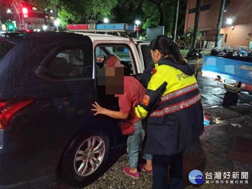 風雨中見阿婆蹲坐路邊 三重警助找到家屬回家團圓