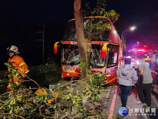 桃園平鎮區校車自撞交通事故 8名學生受傷緊急送醫救護