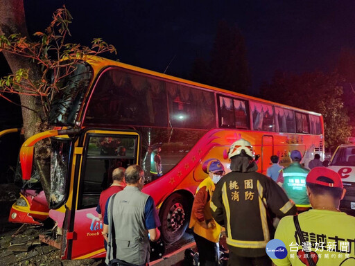 桃園平鎮區校車自撞交通事故 8名學生受傷緊急送醫救護