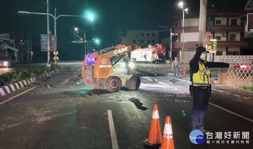 曳引車載運泥巴及碎石散落車道 警調度清運機具迅速排除路障