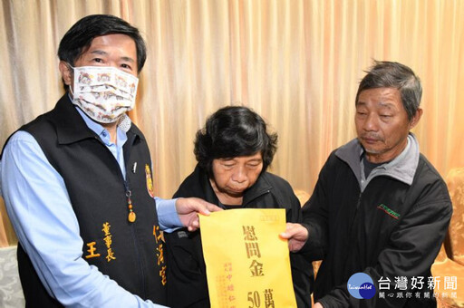 中壢仁海宮捐50萬 慰問捕蜂殉職義消家屬