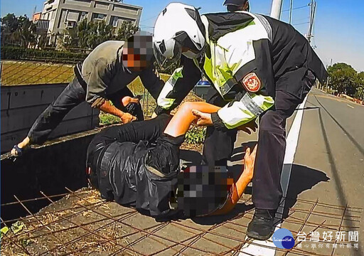 老翁騎車不慎摔落水溝 楊梅警協助救援