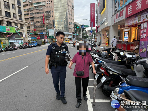 阿嬤迷失街頭 三重警透過「鑰匙吊牌」迅速助找到家屬